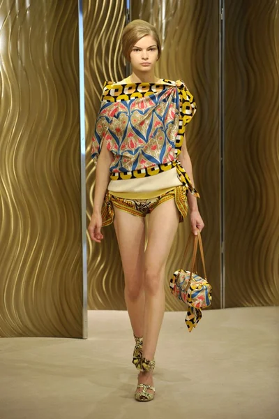 Look 16